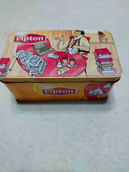 Puszka po herbacie Lipton