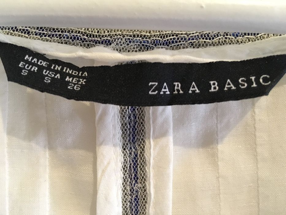 Blusa branca com debroado de missangas cinza e azul, tamanho S, Zara