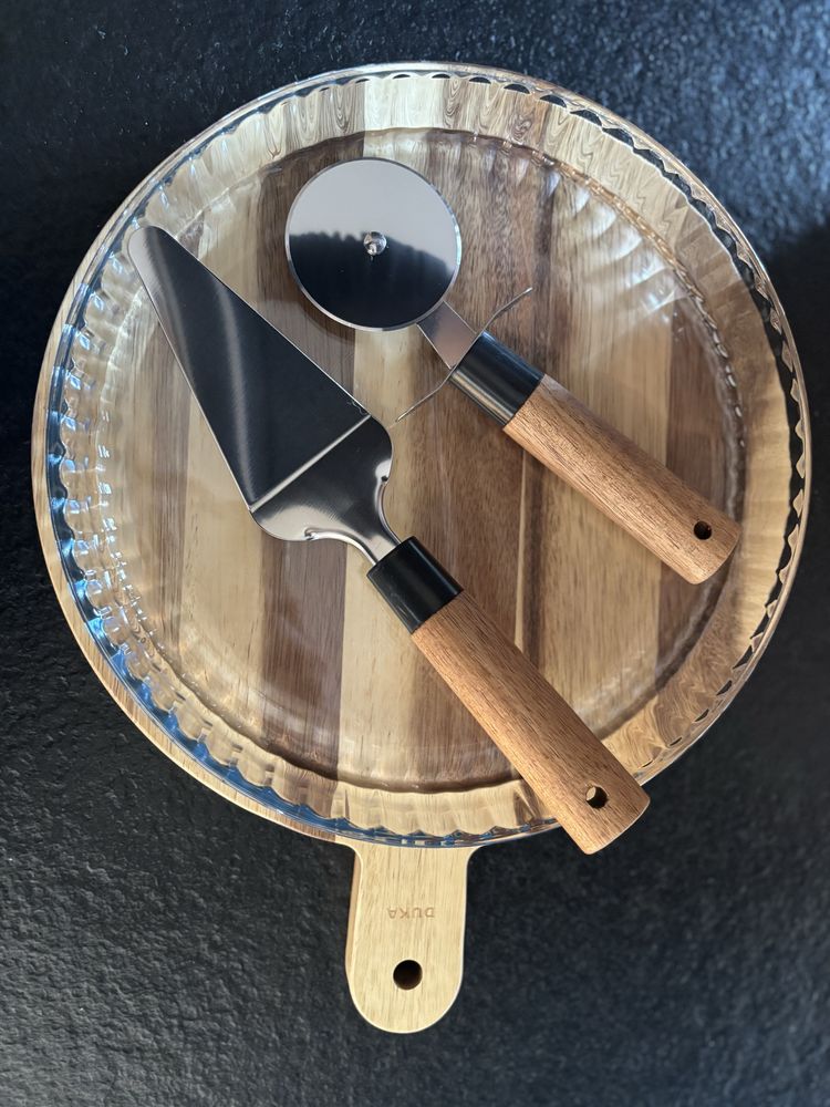 DUKA SOREN Zestaw do pizzy/tarty. Talerz z deską i akcesoriamii 30CM