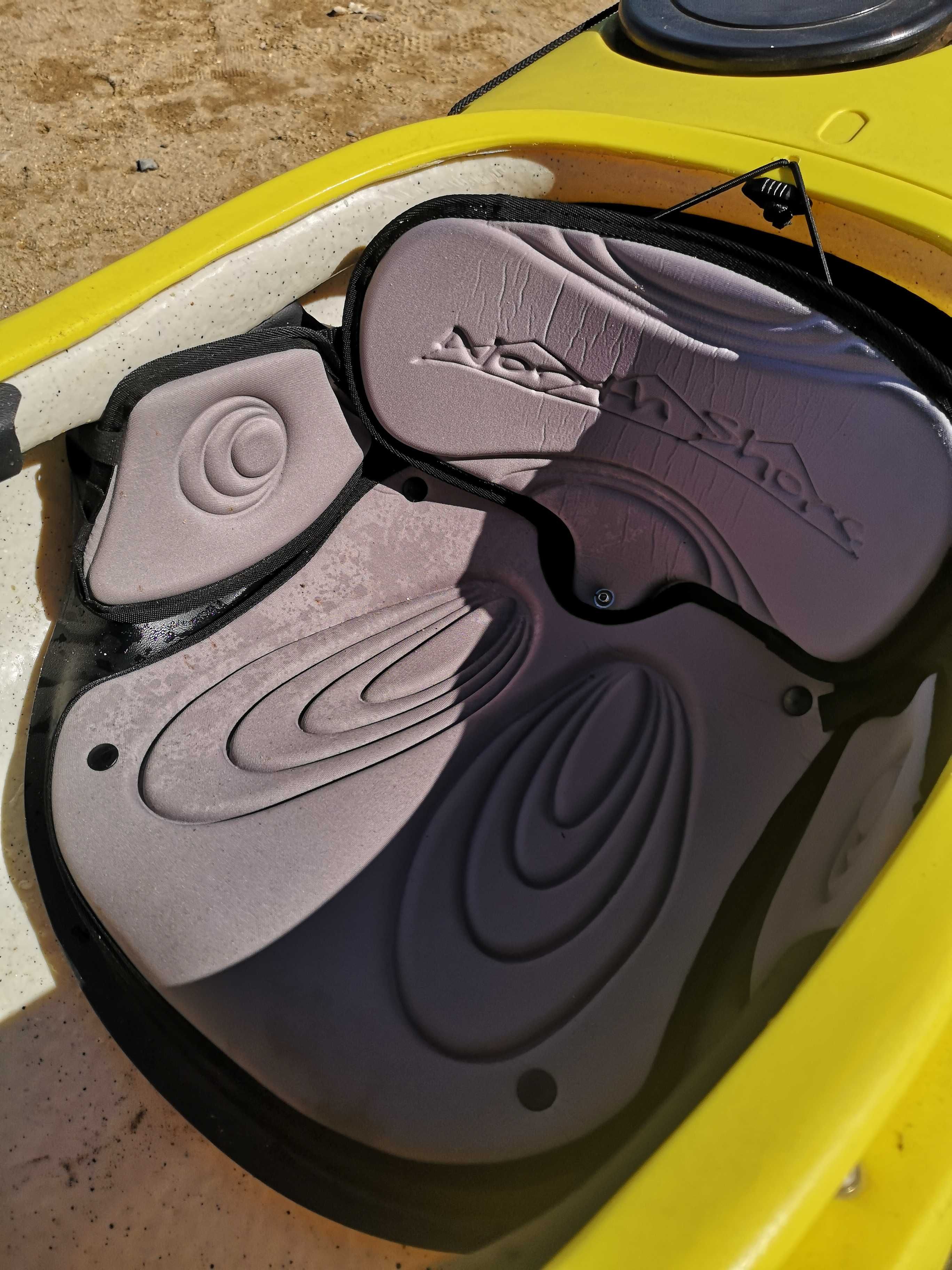 Kayak de mar com equipamento