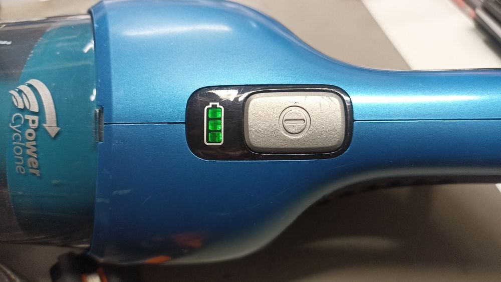 Emerytalna wyprzedaż. Odkurzacz bezprzewodowy Philips w zestawie.