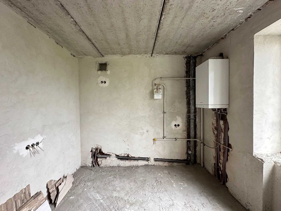 Велика 3 кім.квартира з чорновим ремонтом по вул.Незалежності