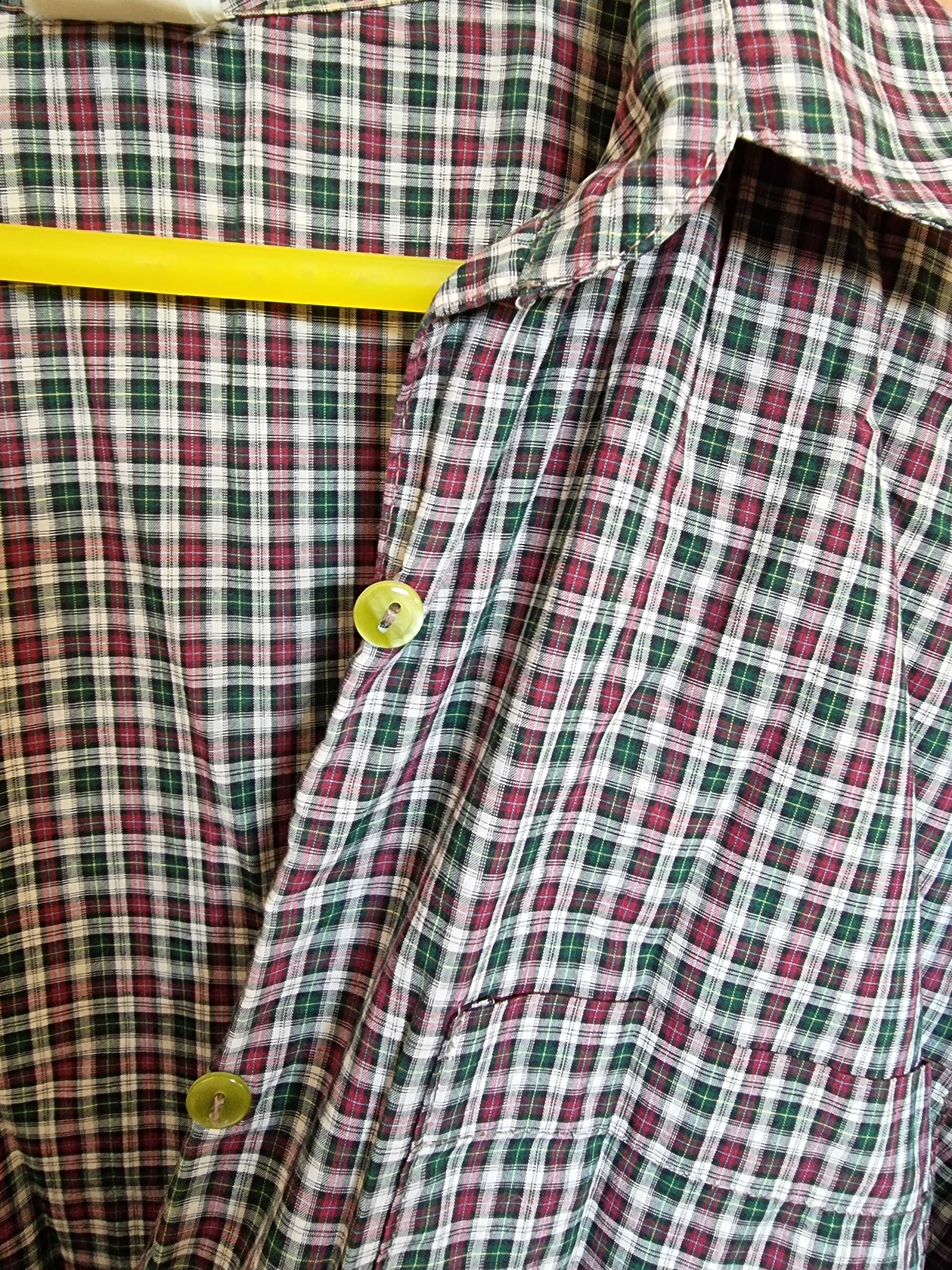 Camisa com padrão quadrangular roxo e verde, tamanho M/L