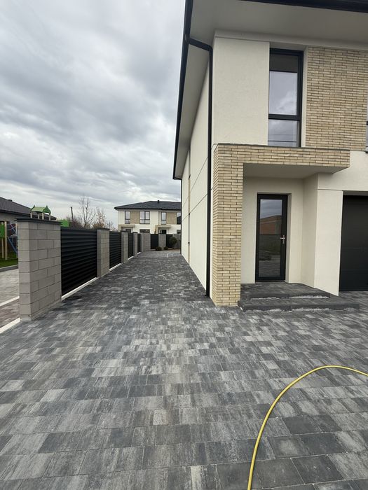 Продаж двухповерхового таунхаусу.