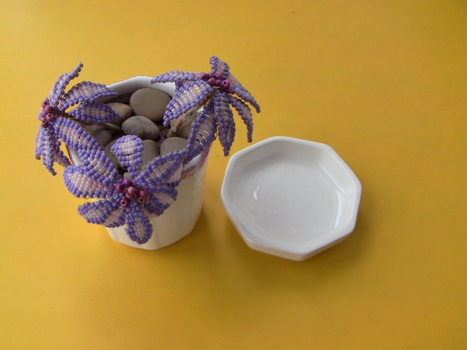 Бонсай цветы из бисера в керамическом горшке