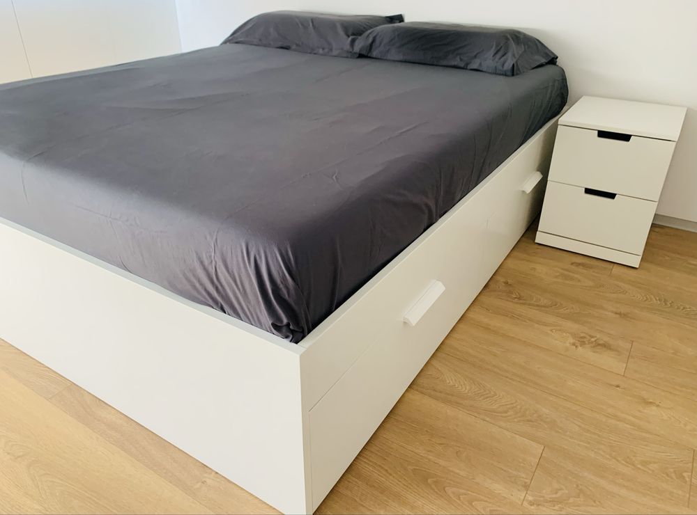 Cama de Casal com 4 Gavetas, 2 Estrados e 2 Mesas de Cabeceira