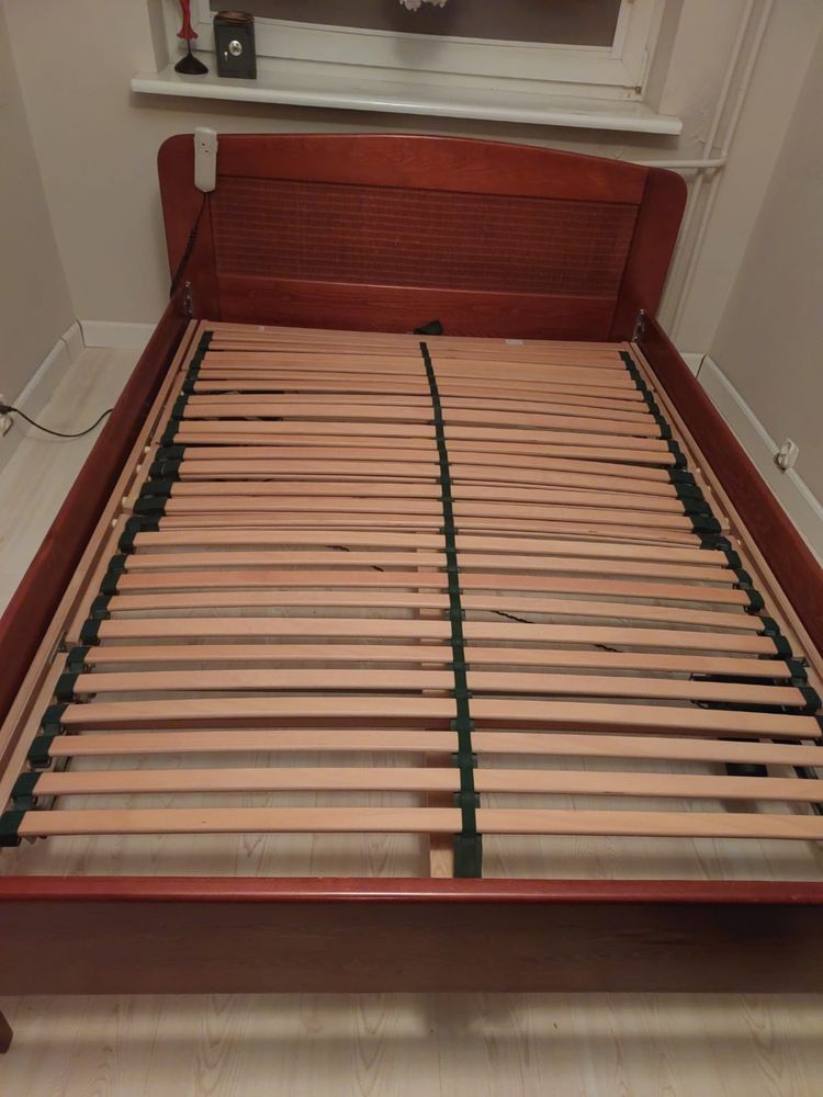 Sprzedam drewniane łóżko 140x190 z mechanizmem relaks i materacem
