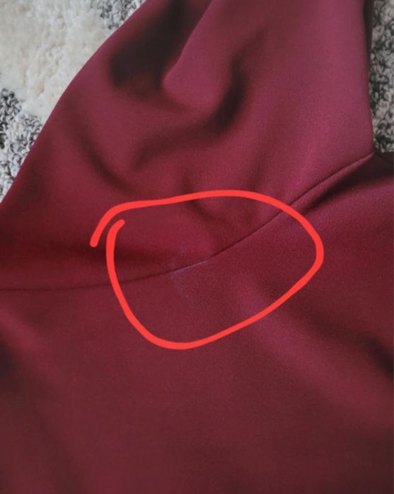 Bordowa sukienka ze srebrna zawieszka