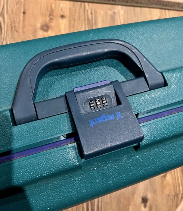 Велика валіза з паролем