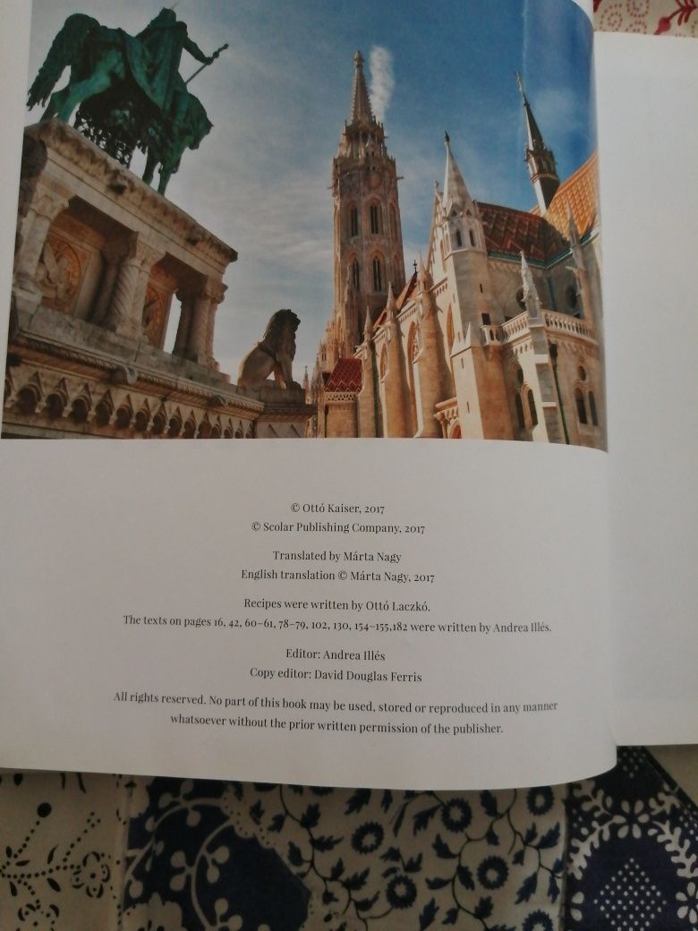 Livro "Sights and tastes of Hungary"