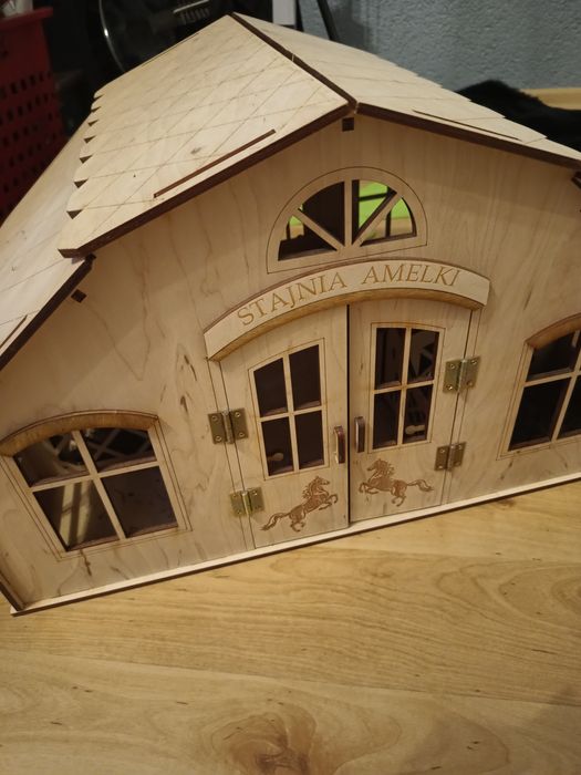 Drewniana duża stajnia