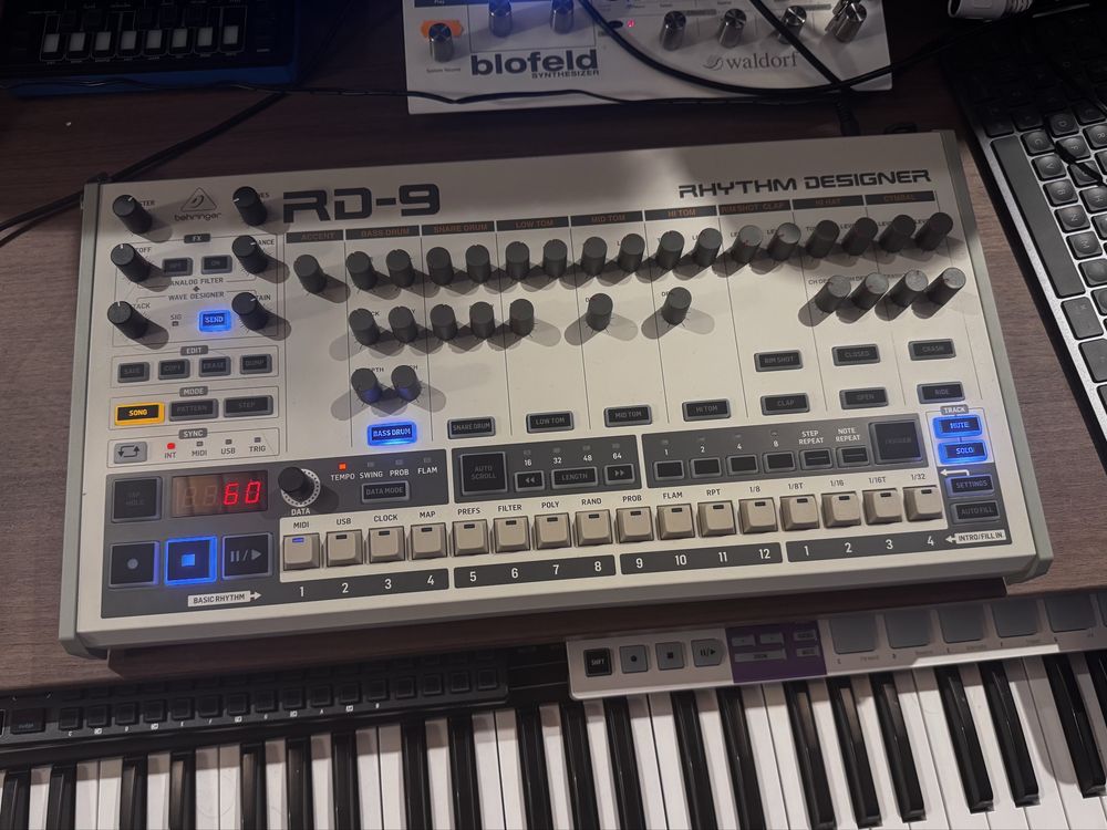Behringer RD-9 (klon Roland TR-909), stan studio, pudelko, zasilacz