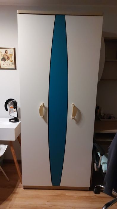 Zestaw mebli w kolorze biało, turkusowym oraz dąb sonona.