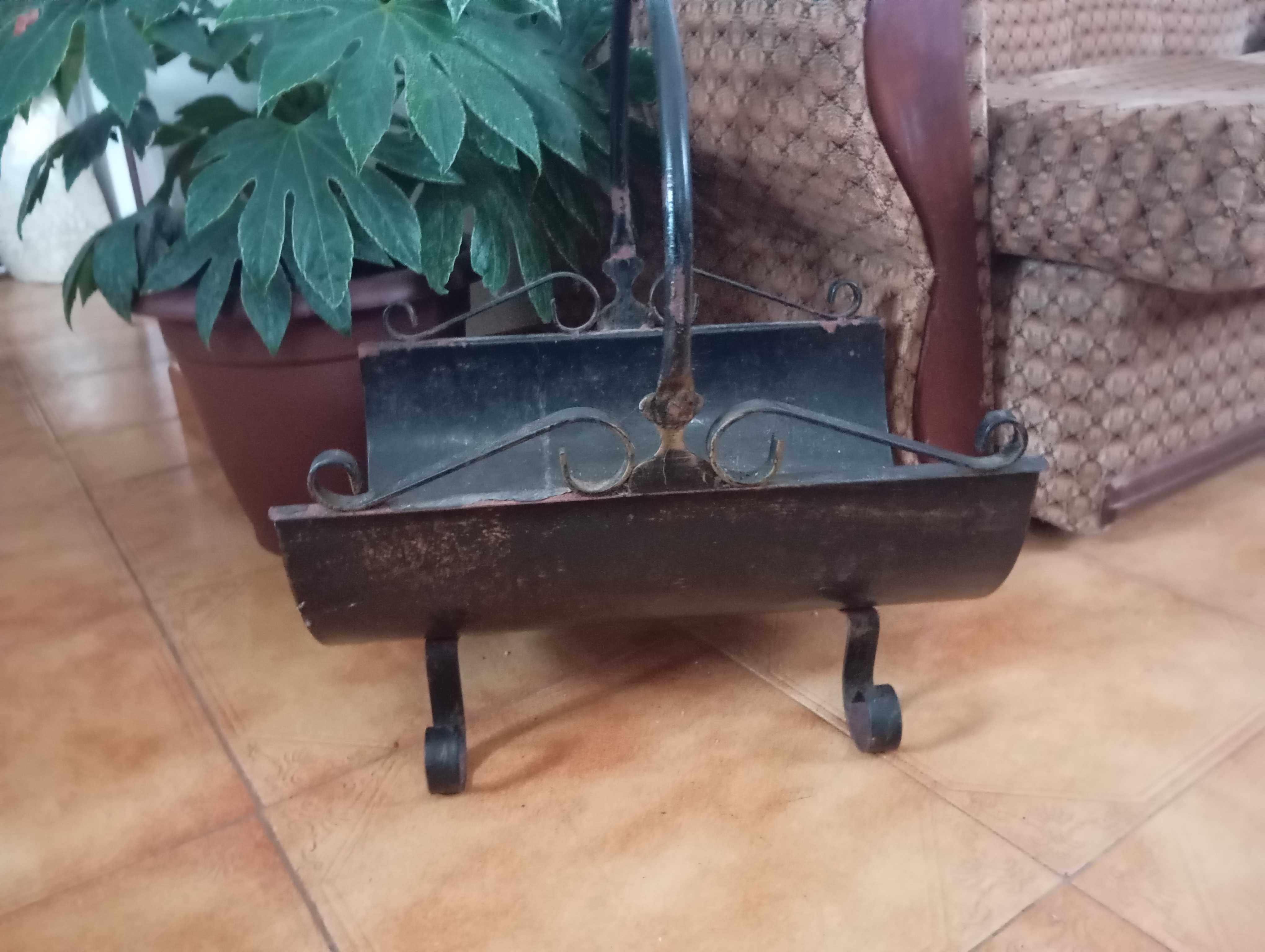 Cesto de ferro para lenha