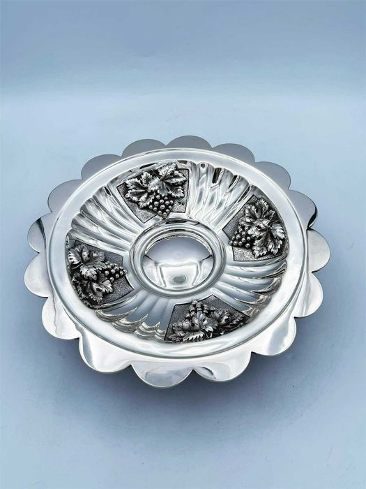 Salva recortada em prata