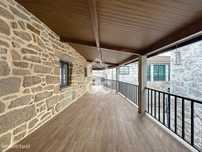 Moradia em Pedra Remodelada – Tranquilidade a Minutos de Chaves