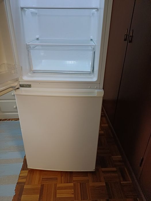 Frigorífico combinado semi novo 170e