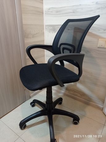 Кресло сетка офисное,стул на роликах!