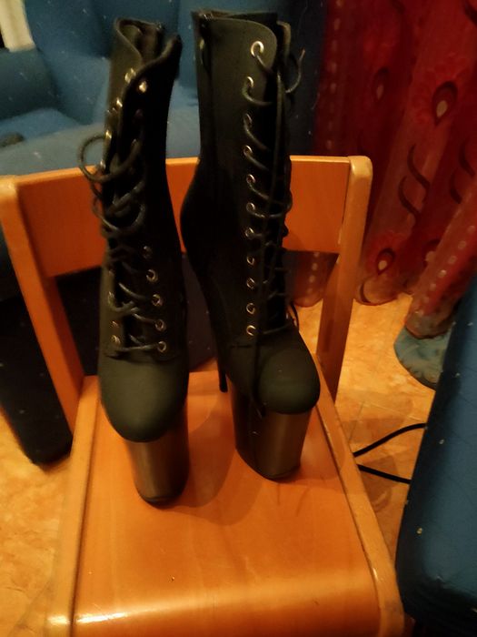 Botas de couro, como novo, pretas.