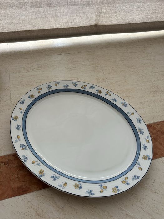 prato com flores azuis e amarelas- spal porcelanas