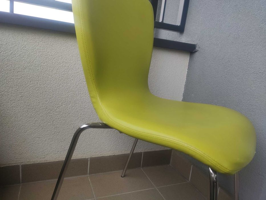 Krzesło wygodne i zadbane. stabilnie stoi