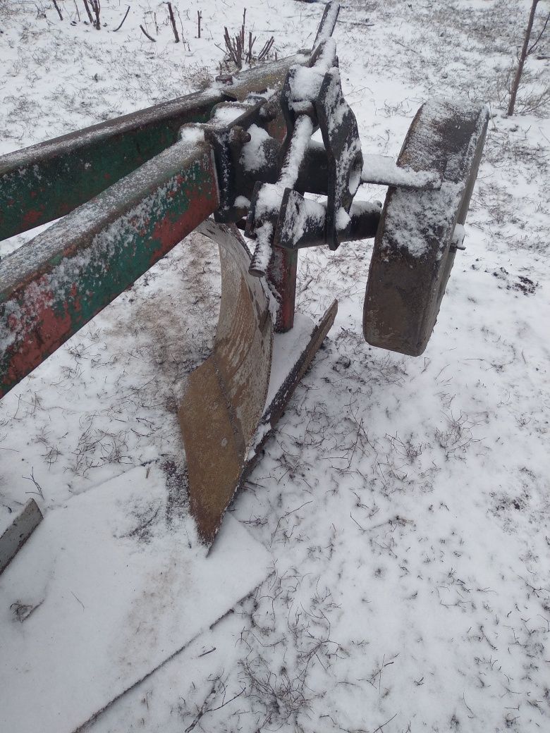 Продам два плуги