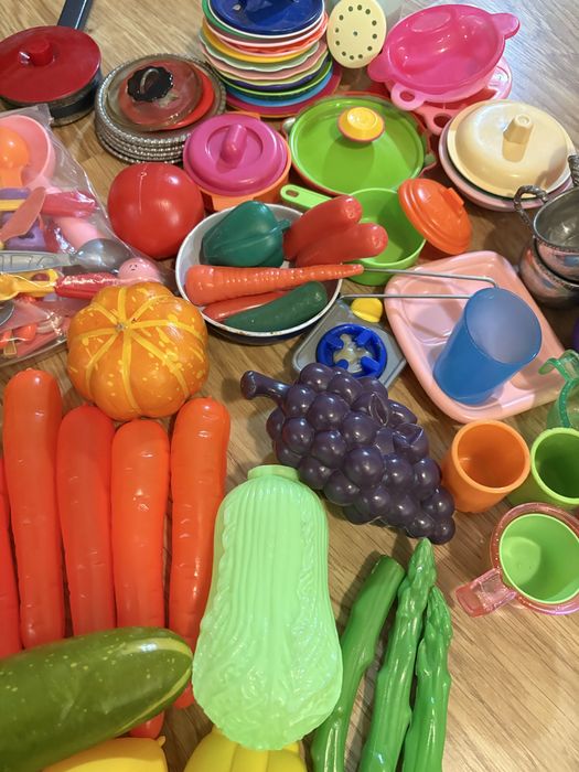 Дитячі іграшки, овочі фрукти посуд