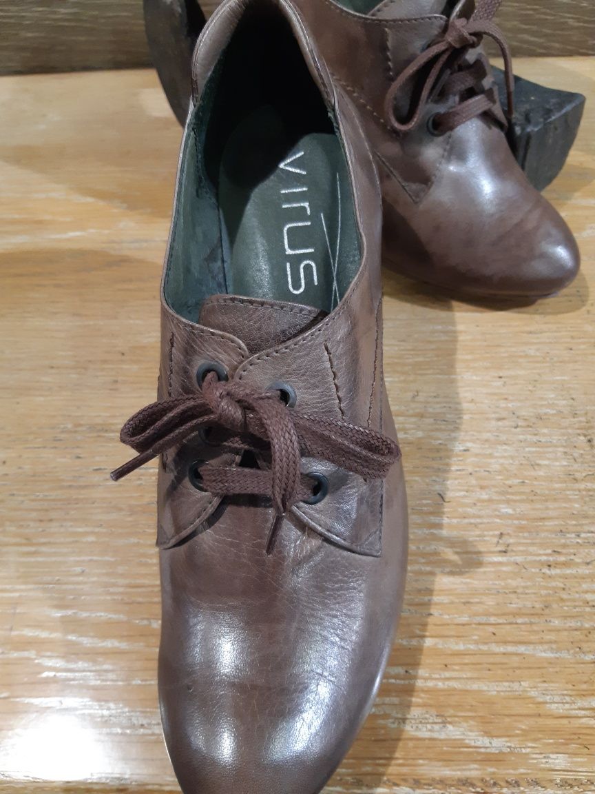 Sapatos vintage castanhos novos