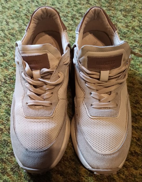 Продам женские кроссовки