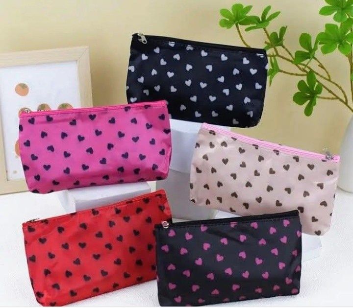 Kosmetyczka z kolorowym wzorem