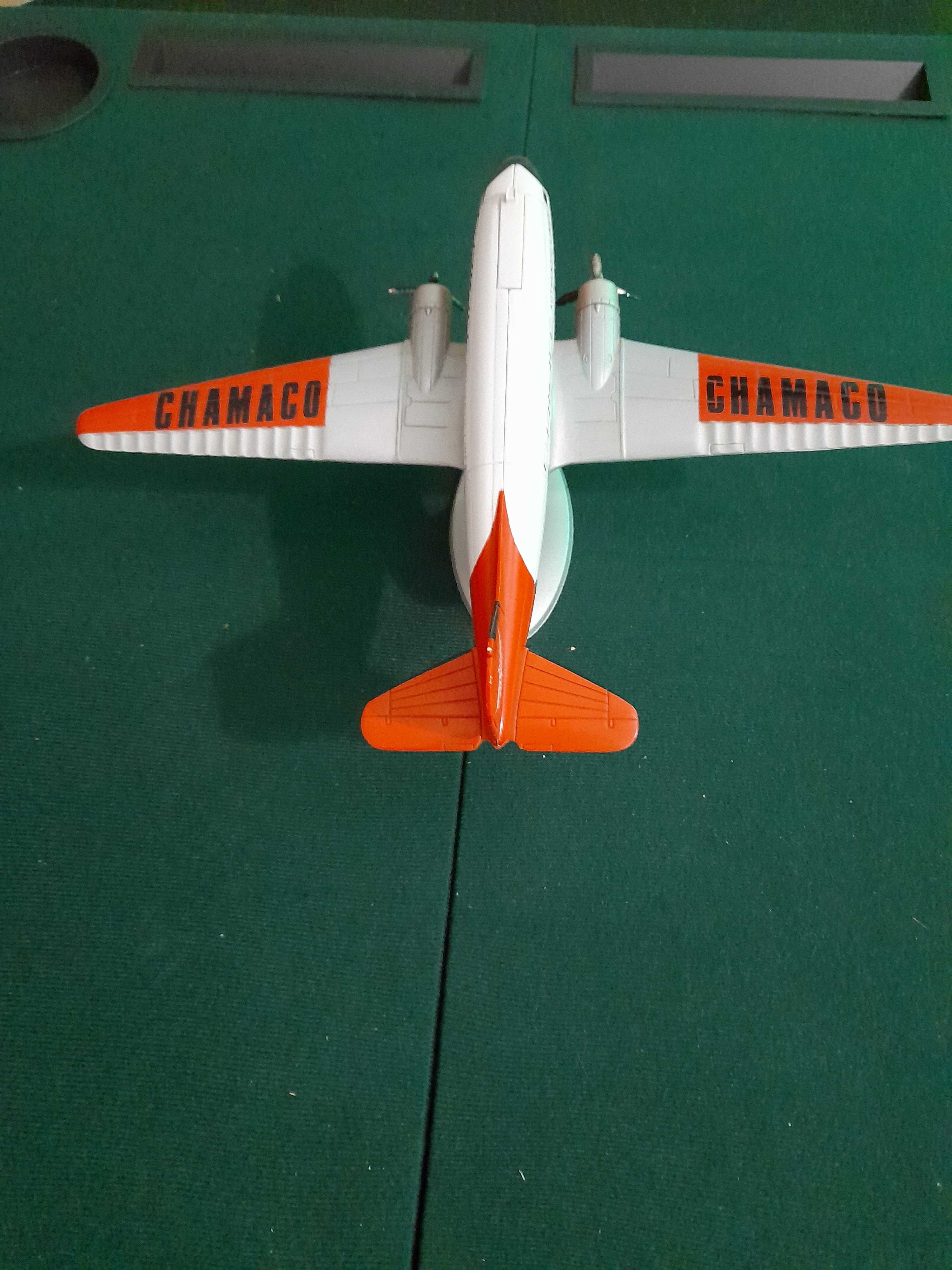 Réplica da Aeronave  Douglas DC-3  Usada, com menos uma pá de Hélice.