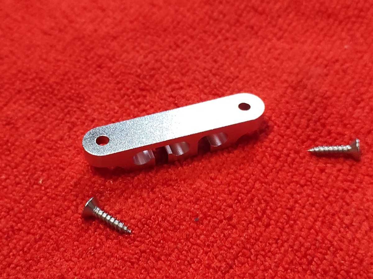 Aluminiowy docisk strun do girary basowej (na 3 struny)