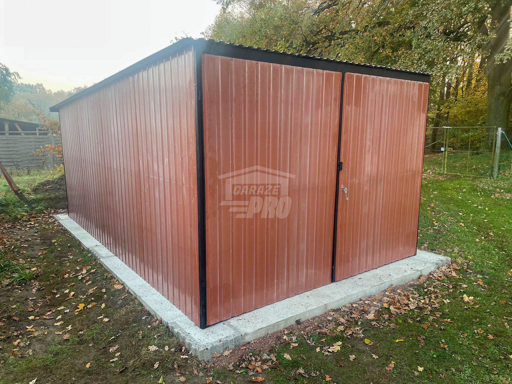 Garaż blaszany 3x5m Brama dwuskrzydłowa rynny - dach spad w tył GP478