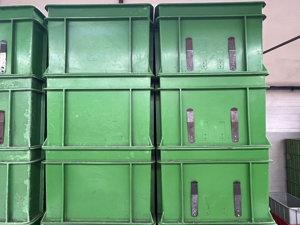 Caixa plastico empilhável