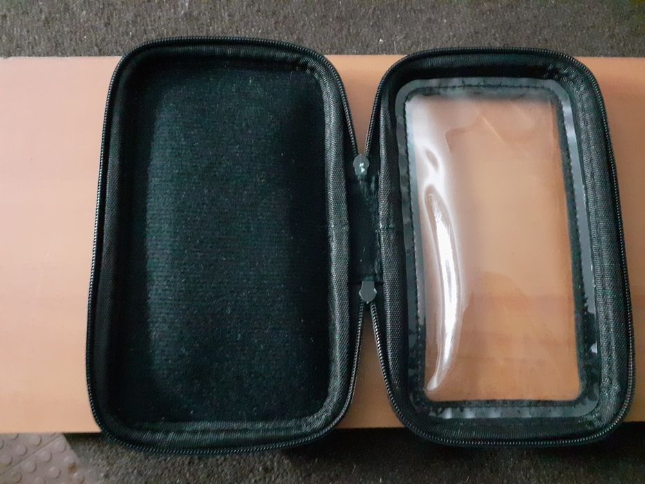 Bolsa tiracolo castanho em pele bom estado.