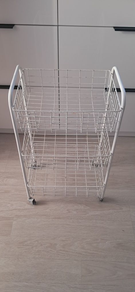 Mały regał na kółkach