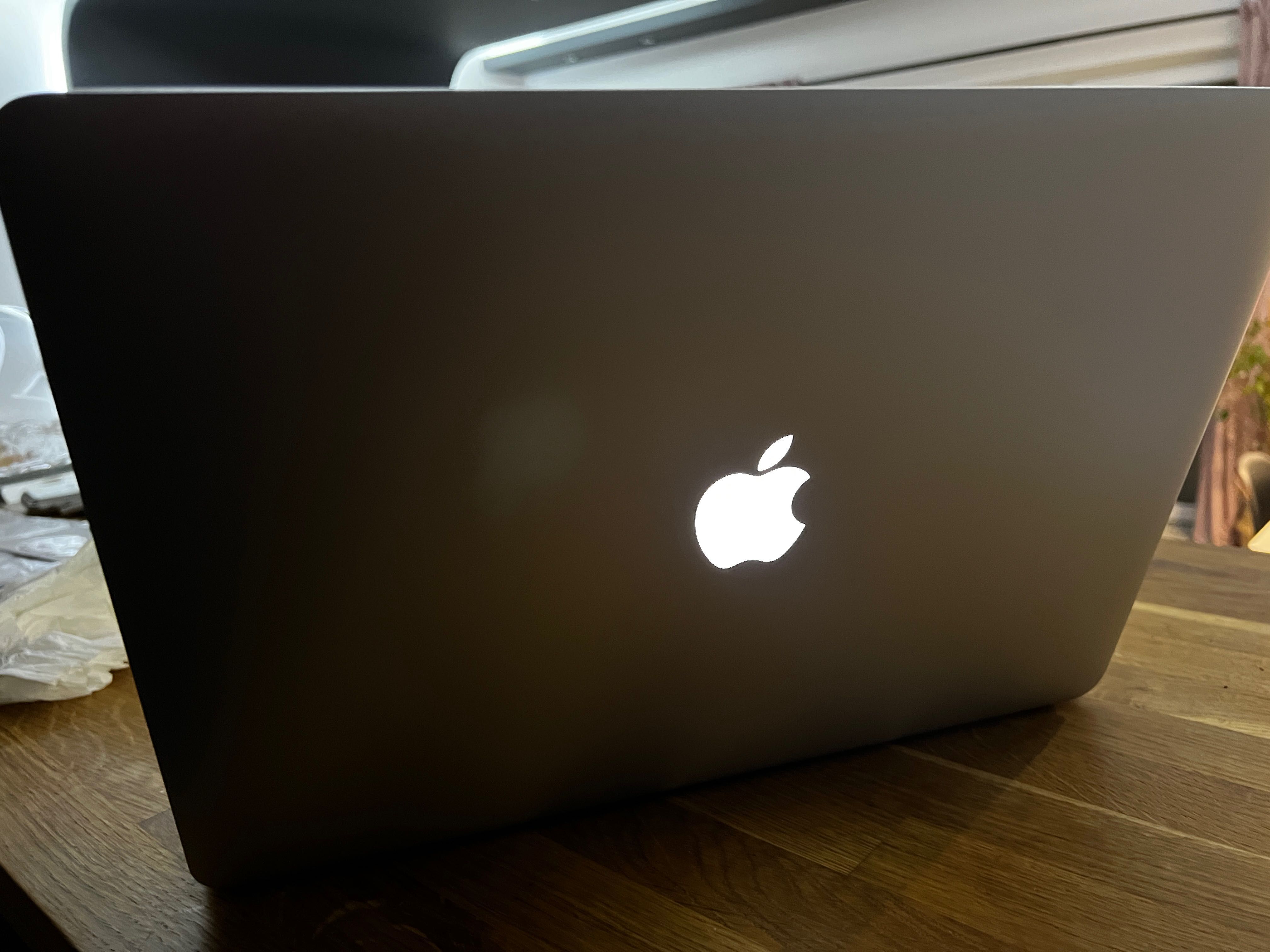 MacBook Pro 2015 Mid 16GB Ram/ 256GB, stan BDB +