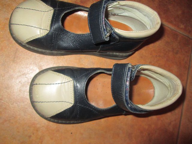 Sapato em pele nº 23 e 26