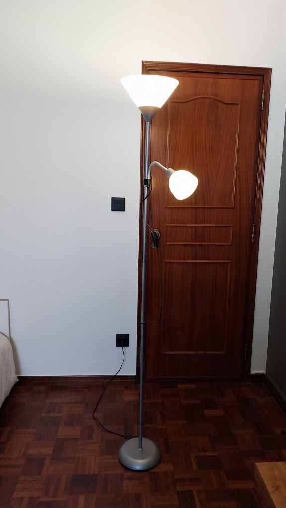 Candeeiro de pé com lâmpada de leitura (sem lâmpada)