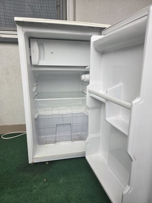 Mała lodówka z zamrażalnikiem