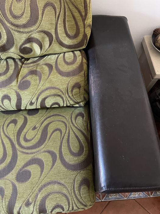 Sofá pele e madeira