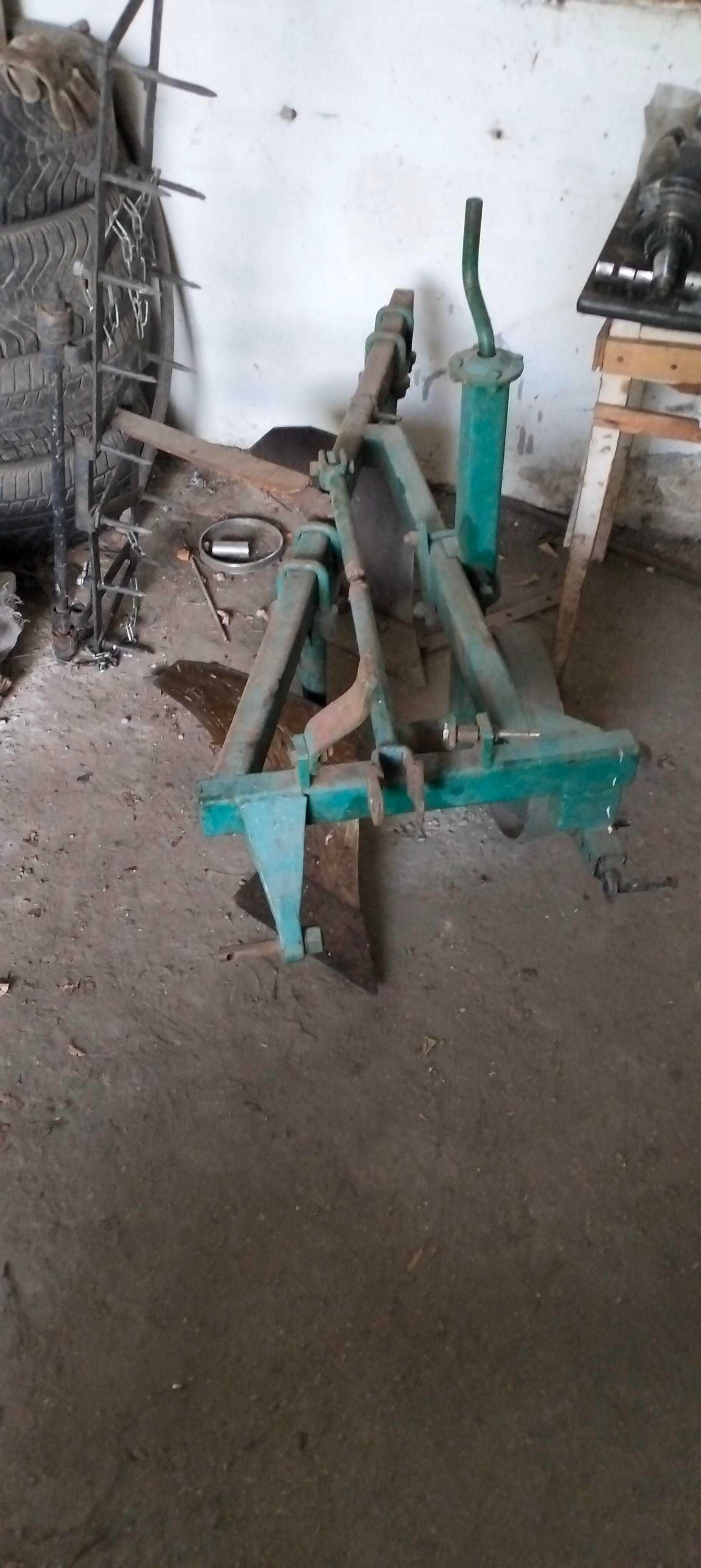 Плуг двох корпусний