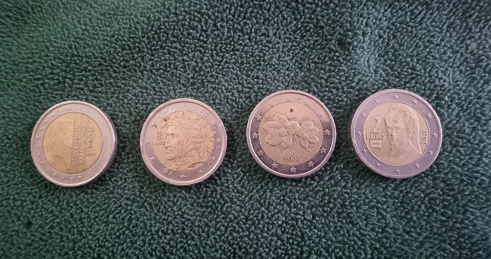 Moedas de 2 euros  pbaixos, Itália, Finlândia e Áustria