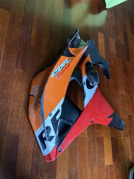 Carenagem lateral esquerda Honda CBR 600 RR 2008 Bastante danificada