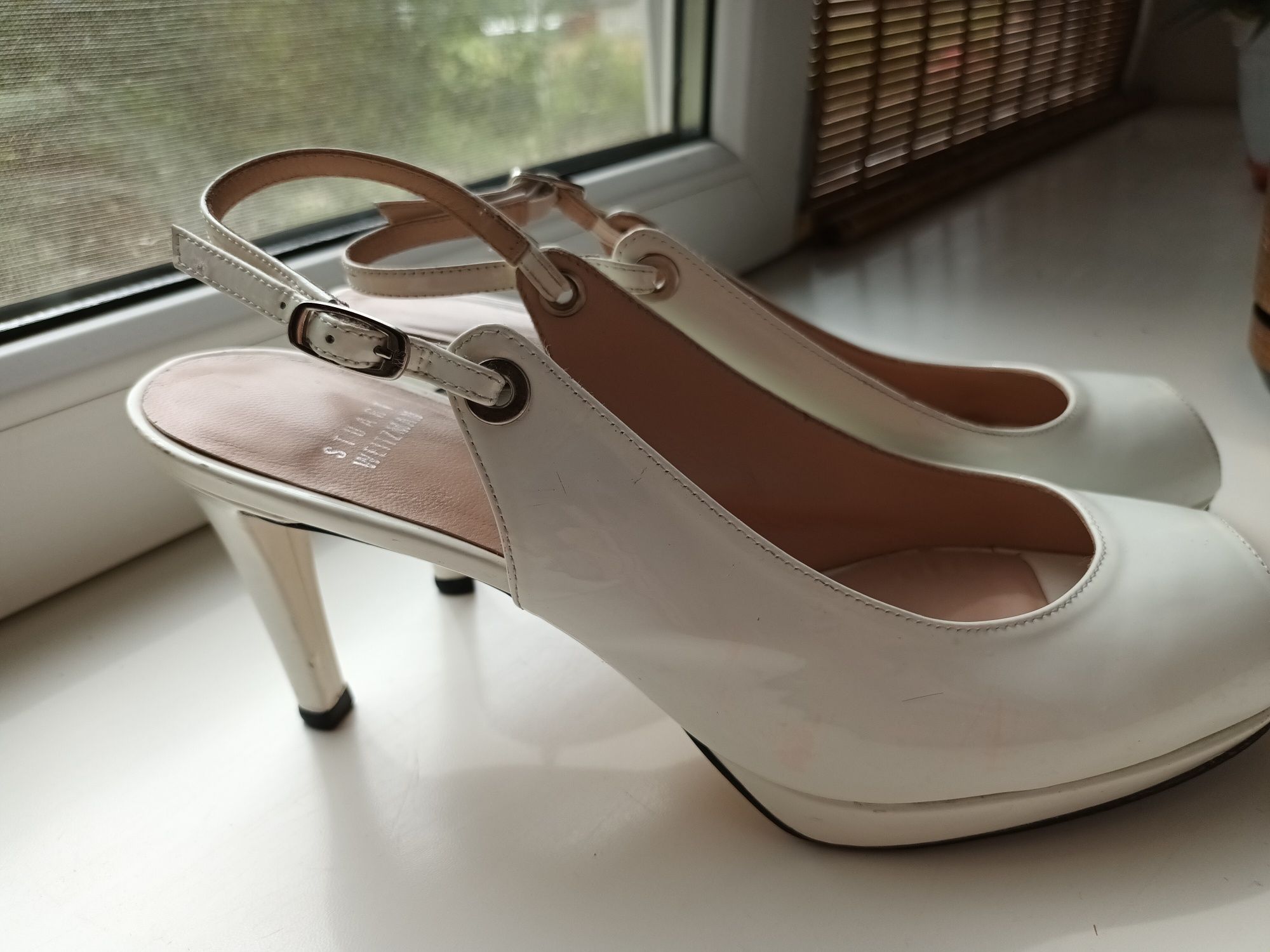 Босоножки белые лаковые Stuart  Weitzman