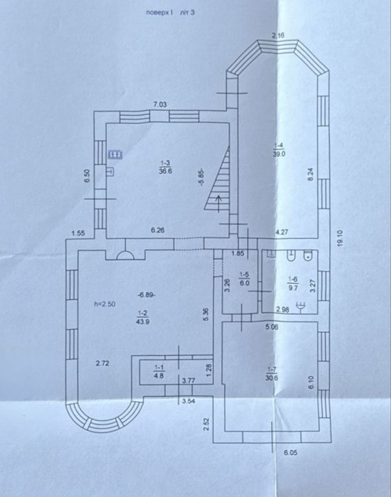 Будинок у нагірній частині міста, район ресторану «Armenia»