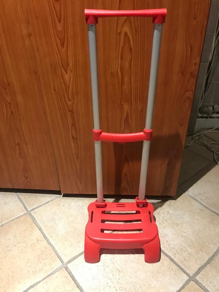 Vendo trolley vermelho