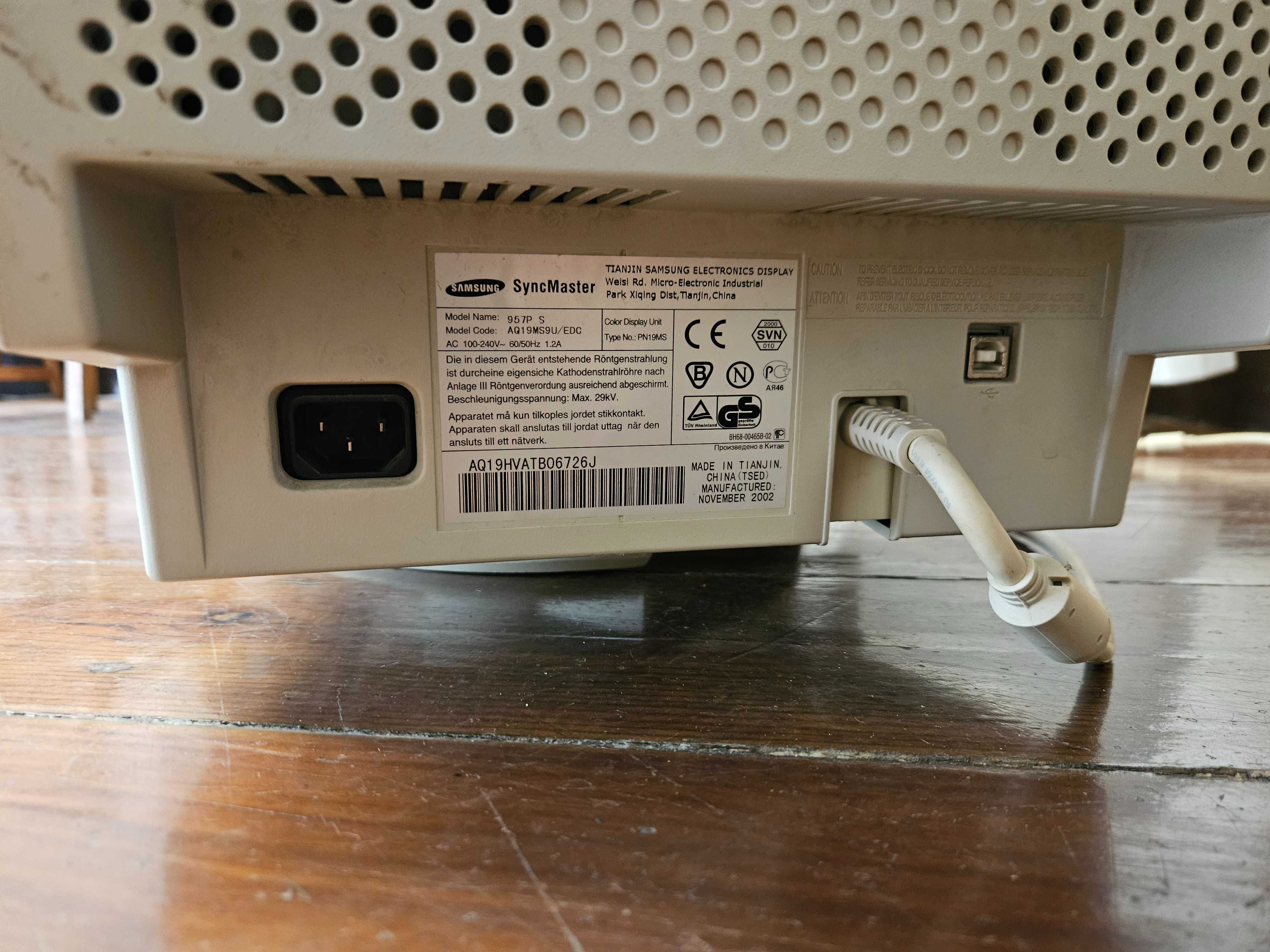 Ecrã CRT - Samsung Syncmaster 957P S 19" 1920 x 1440 - A funcionar