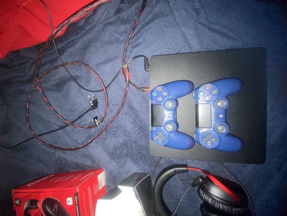 Ps4 slim 1tb, 2 controles