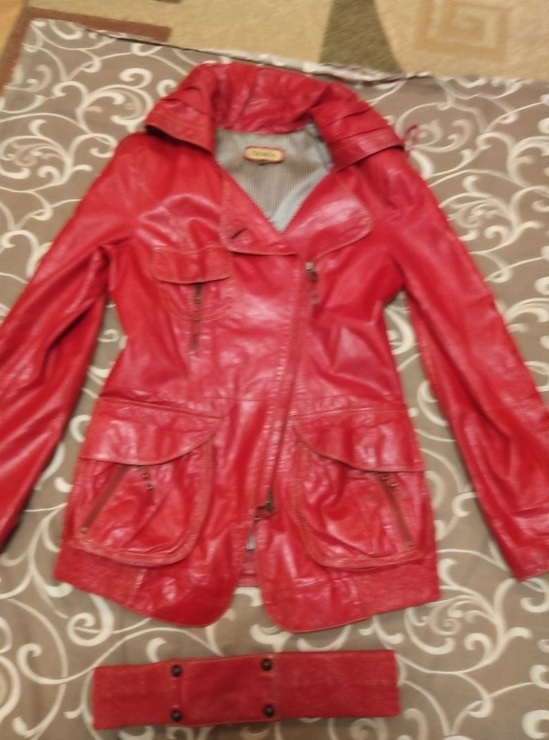 Куртка кожаная красная б/у. Продам размер S.